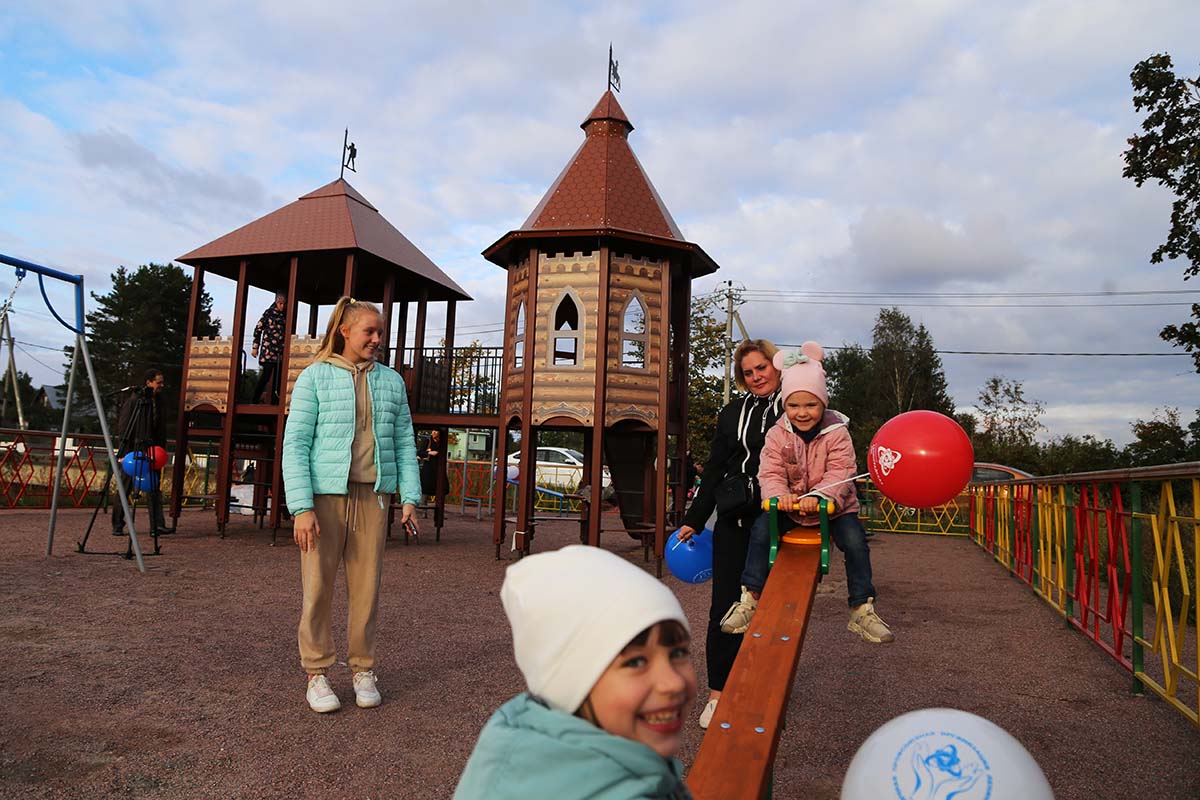 В Сосновом Бору на берегу Коваша открылась новая детская площадка / Фото: Юрий Шестернин