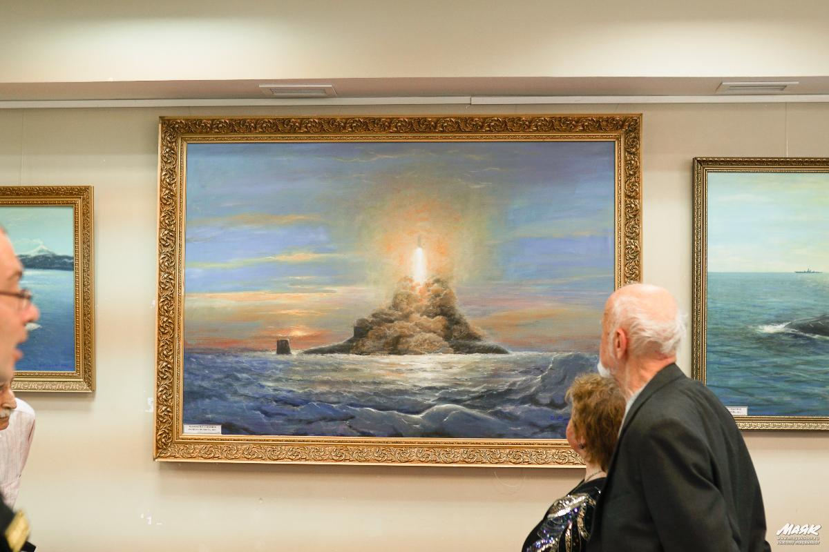 С любовью к морю и службе. В Сосновом Бору открылась выставка в память о моряке-художнике Илье Смирнове