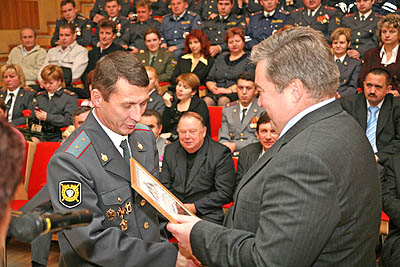 Д. Пуляевский вручает Почетную грамоту прапорщику Д. Фатхиеву. (Фото Юрия Шестернина)
