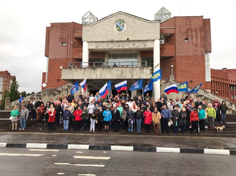 Сосновоборцы спели гимн вместе со всей Россией 
