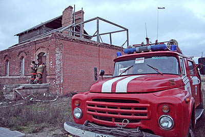 Благодаря усилиям пожарных, загореться дом Петрова не успел. (Фото Юрия Шестернина)