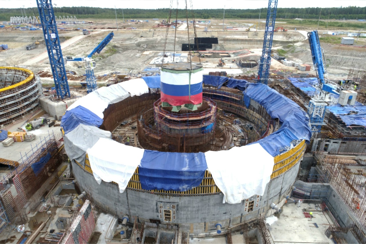 Строители «ТИТАН-2» смонтировали ключевой элемент безопасности четвёртого энергоблока ЛАЭС-2 с опережением графика