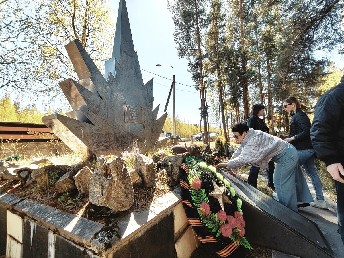 У мемориала «Взрыв» в Сосновом Бору прошёл митинг сотрудников холдинга «ТИТАН-2»