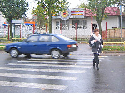 Водители не пропускают, пешеходы идут мимо перехода. (Фото Виктора Поповичева)