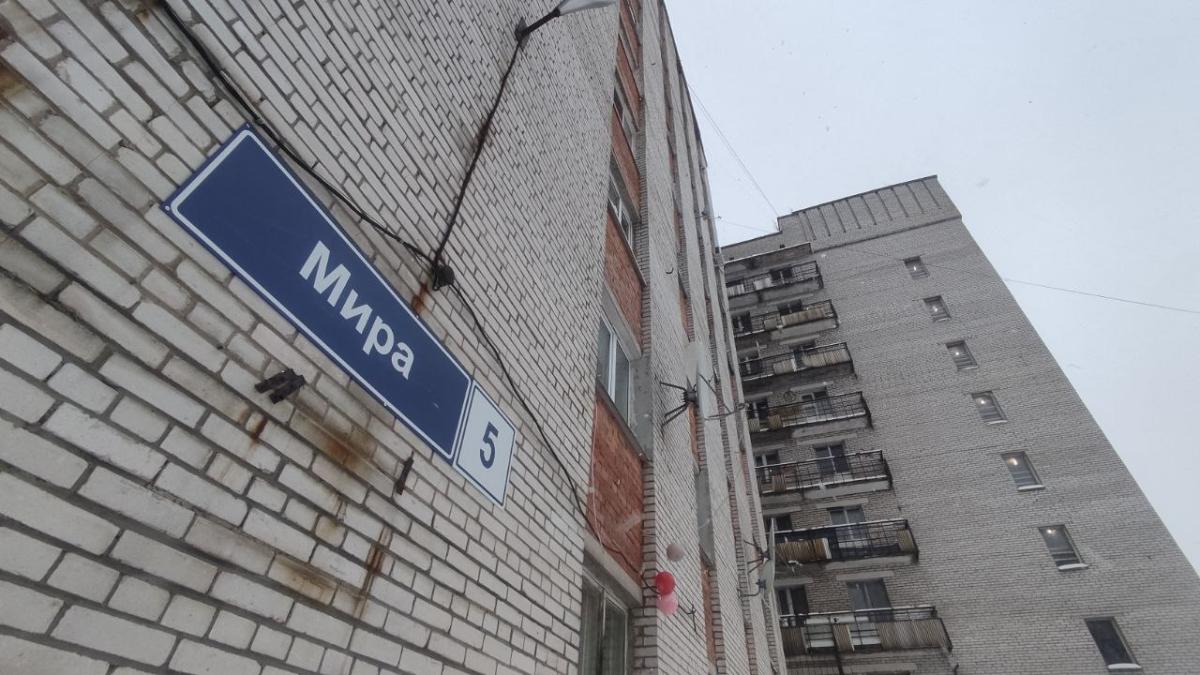 Мира, 5 — дом контрастов. Два крыла жилого дома в Сосновом Бору живут  разными жизнями / Маяк. Сосновый Бор. Ленобласть.