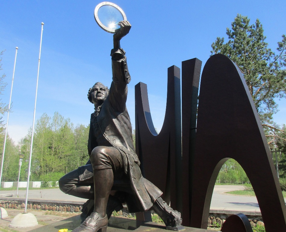 Загадку памятника Ломоносову в Сосновом Бору знает лишь один из семи. Опрос «Маяка» 