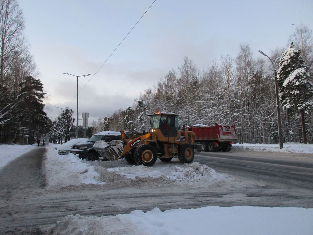 Уборка снега и новогоднего убранства в Сосновом Бору. Коммунальные заботы недели