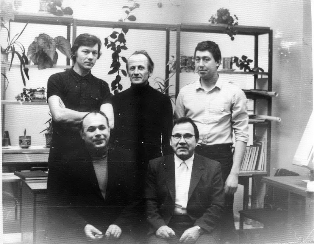 На фото 1987 г. — с коллегами по отделу. Стоят, слева направо: Анатолий Иванович Марикуца, Иван Васильевич Овечкин, Алексей Аркадьевич Кондратьев. Сидят: Николай Иванович Веселов (начальник отдела НИКИМТ на ЧАЭС в 1987 г.) и Геннадий Иванович Стариков