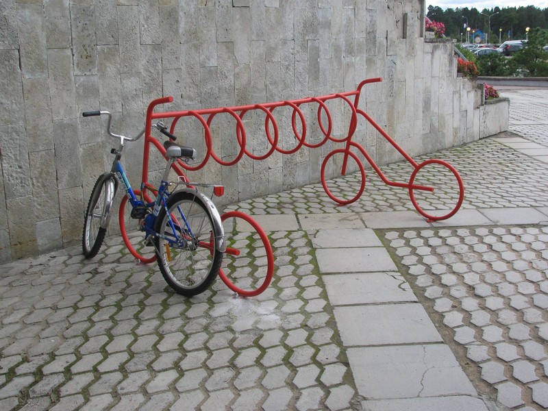 Оригинальная велопарковка появилась у здания городской администрации
