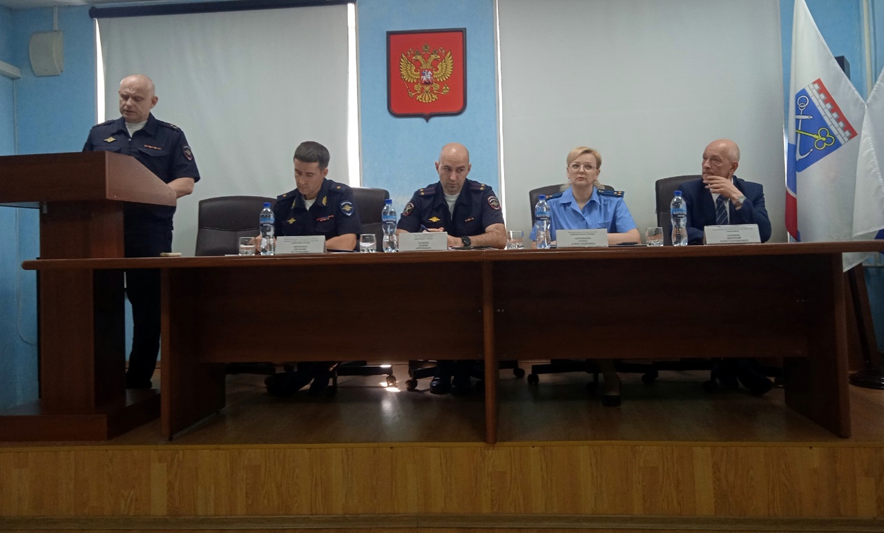 Важно защитить жителей от мошенников. В полиции Соснового Бора подвели итоги работы за полгода