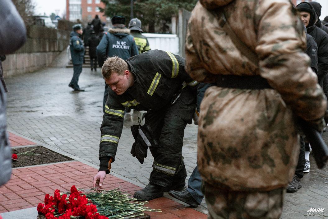 В Сосновом Бору почтили память неизвестных солдат на траурном митинге