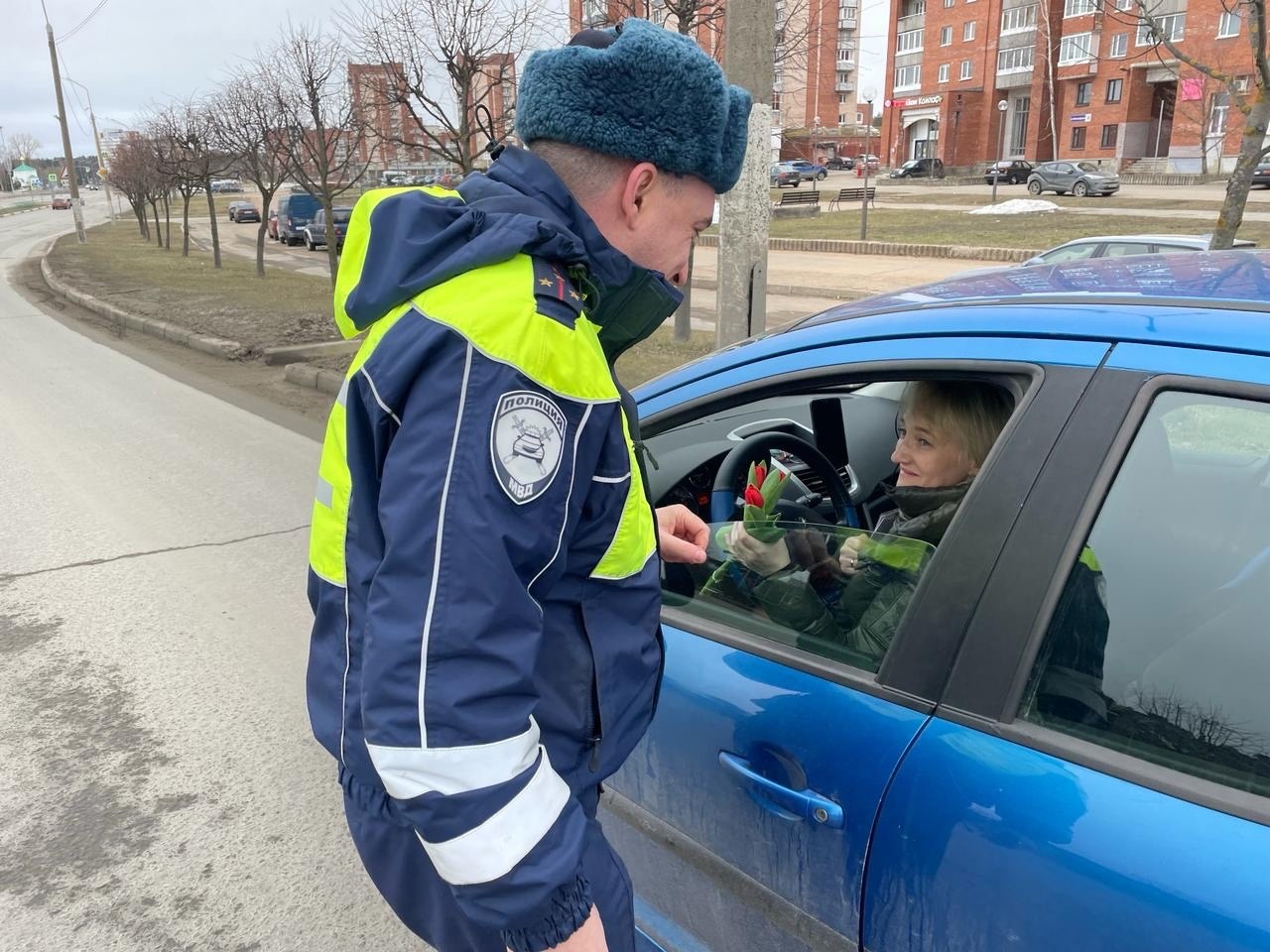 Полицейские Соснового Бора поздравили автоледи с 8 марта