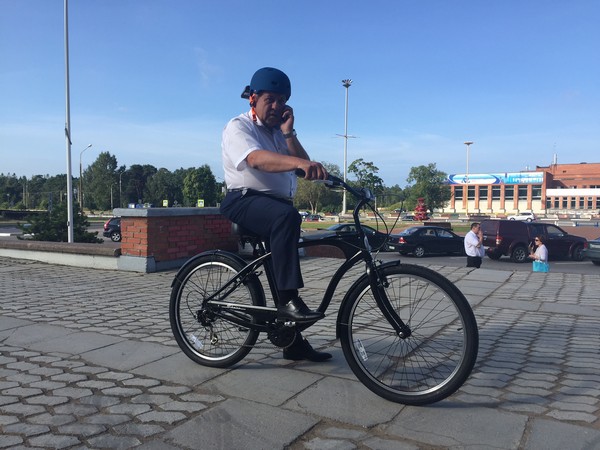 Глава администрации Соснового Бора пересаживается на велосипед для утренних и вечерних объездов города