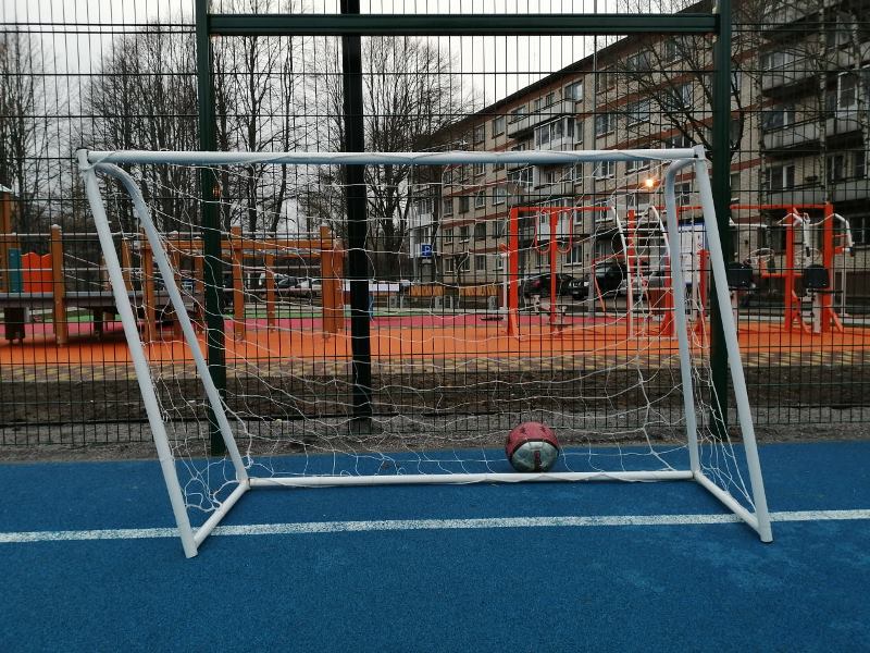 Ворота на новой спортплощадке в Сосновом Бору не выдержали испытания футболом
