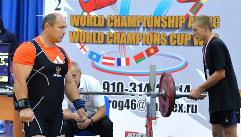 Сосновоборец Игорь Иванов стал победителем турнира по пауэрлифтингу и установил рекорд России