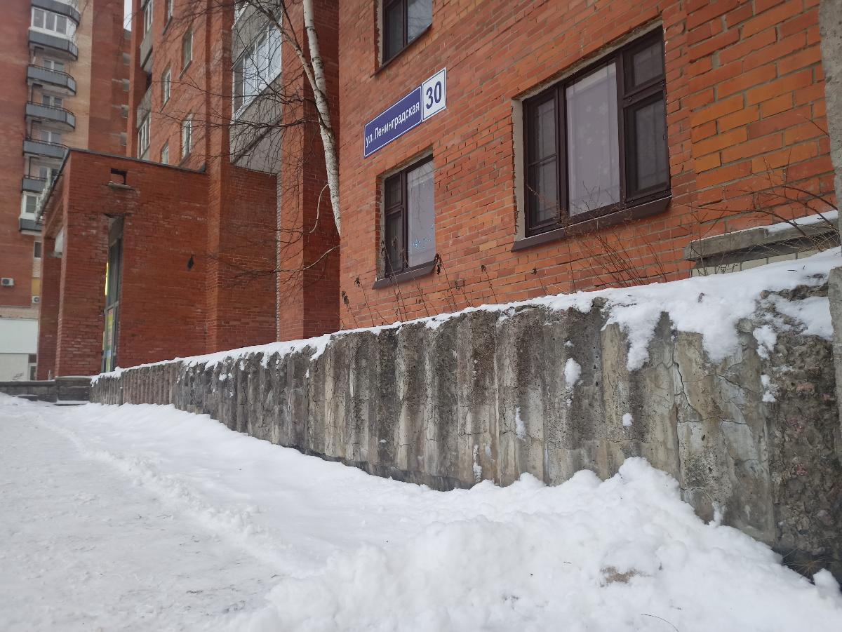 Подпорные стенки, лавочки и торшеры появятся на Ленинградской улице в Сосновом Бору