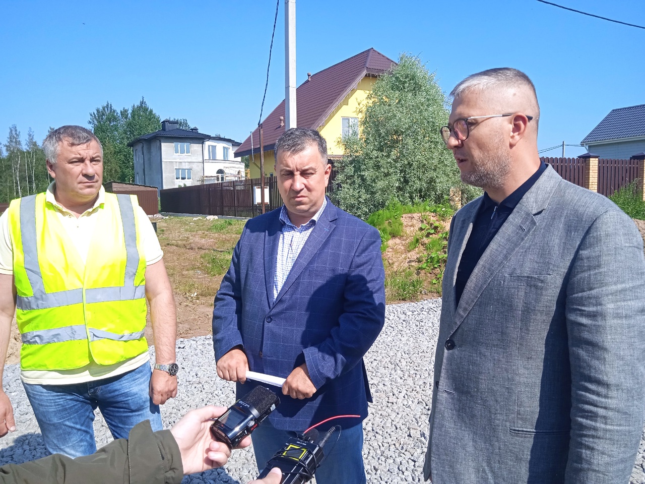Важно отработать нюансы. В микрорайоне «Искра» в Сосновом Бору ведутся работы по строительству дорог и системы водоотведения