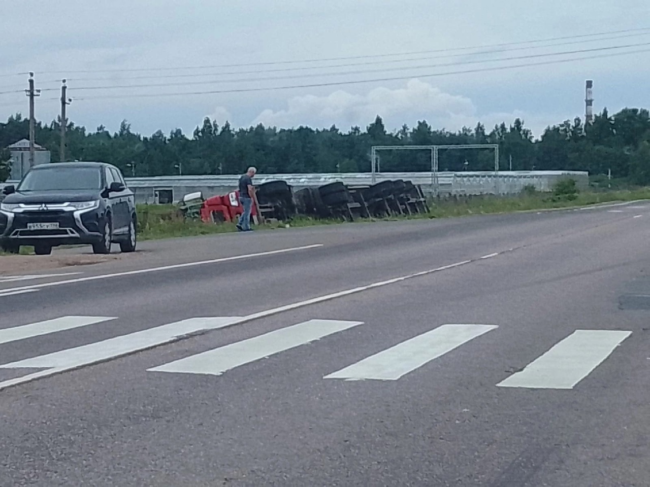 У тепличного хозяйства в Сосновом Бору перевернулась фура | 11.07.2022 | Сосновый  Бор - БезФормата