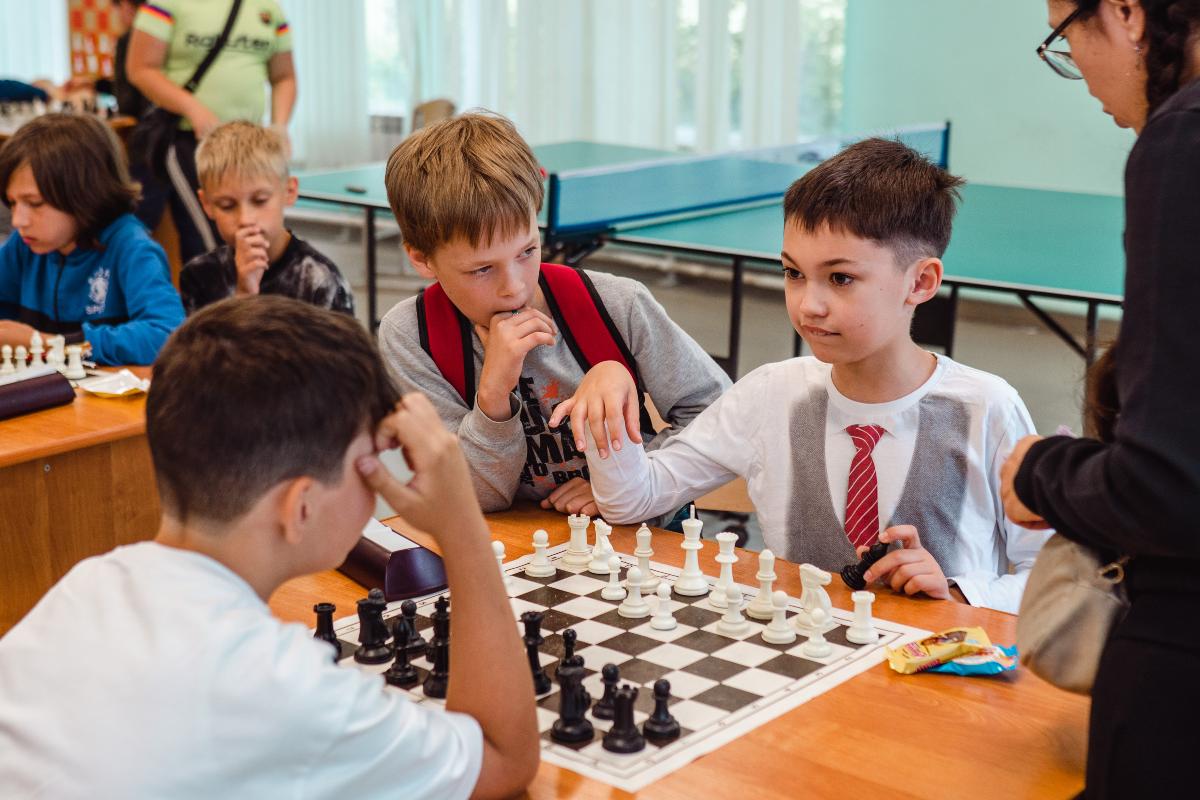 Юные сосновоборские шахматисты получили награды за участие в памятном турнире