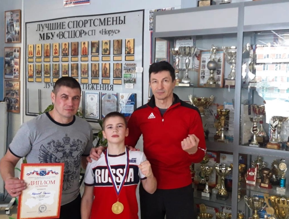 Сосновоборец Даниил Абрамов привез золото с областного первенства по боксу