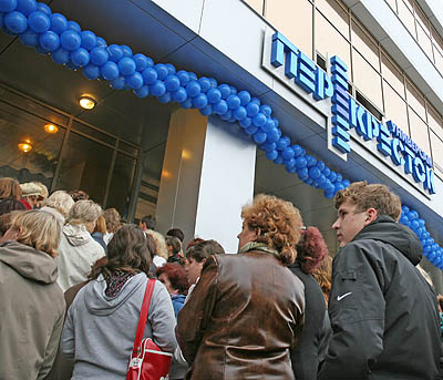 Покупатели дождались открытия магазина. (Фото Юрия Шестернина)