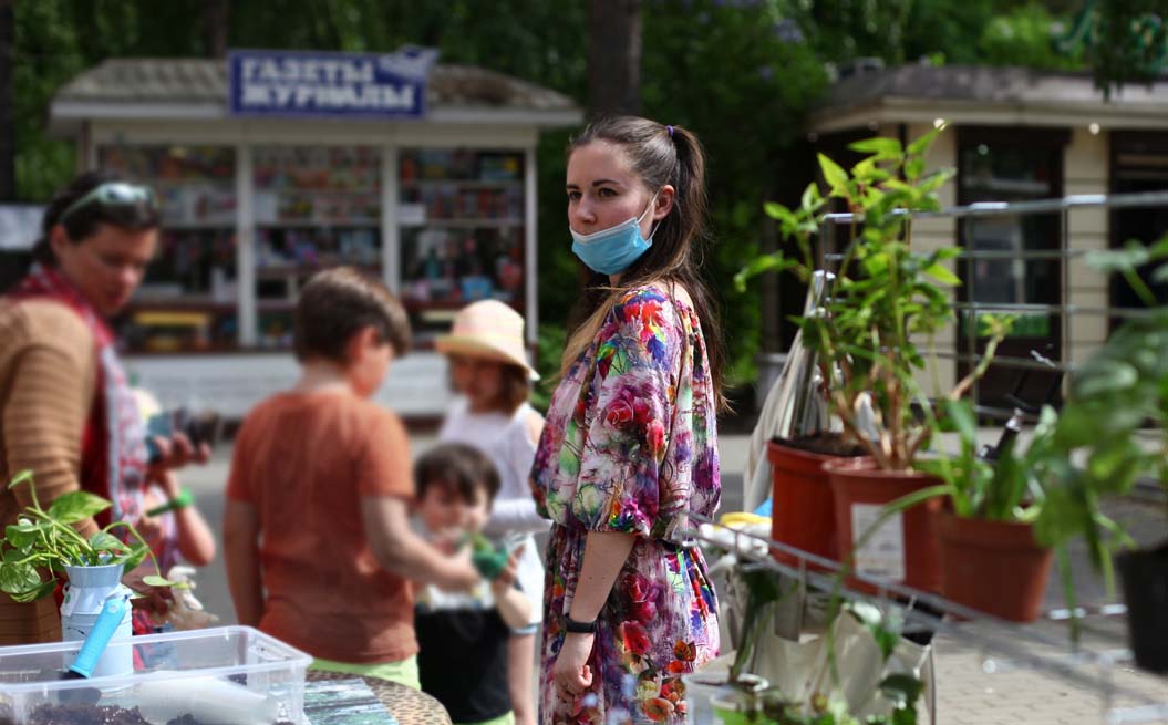 Надежда Кислицина за 2021 год провела шесть мероприятий по обмену растениями на различных площадках Соснового Бора / Фото Алиса Фефилова