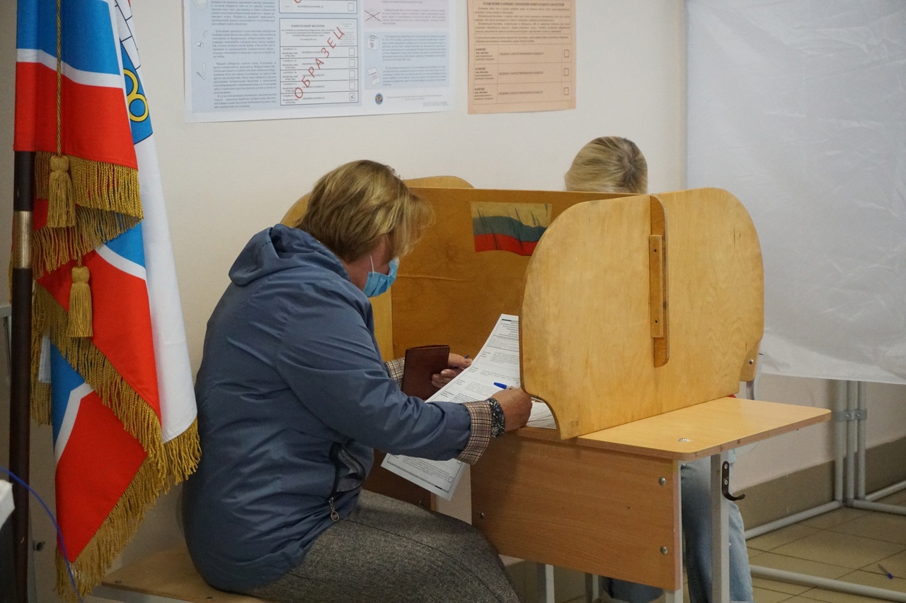 В Сосновом Бору начались выборы. Избирательные участки принимают первые бюллетени