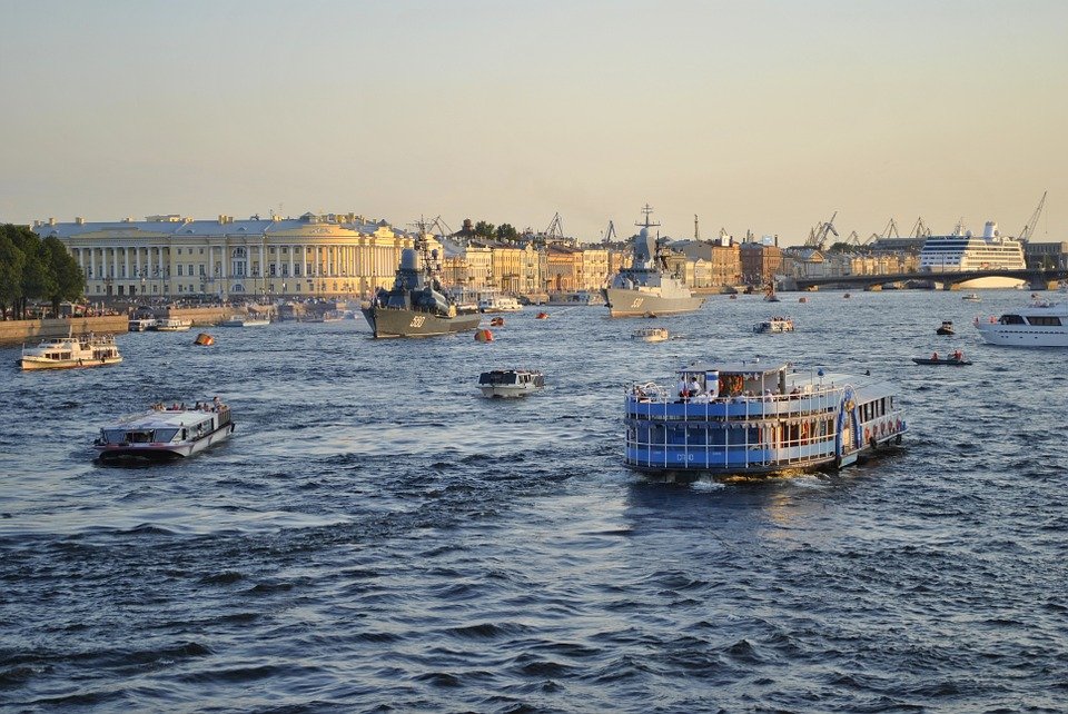 Прогулки по рекам и каналам: в Петербург вернулись прогулочные суда