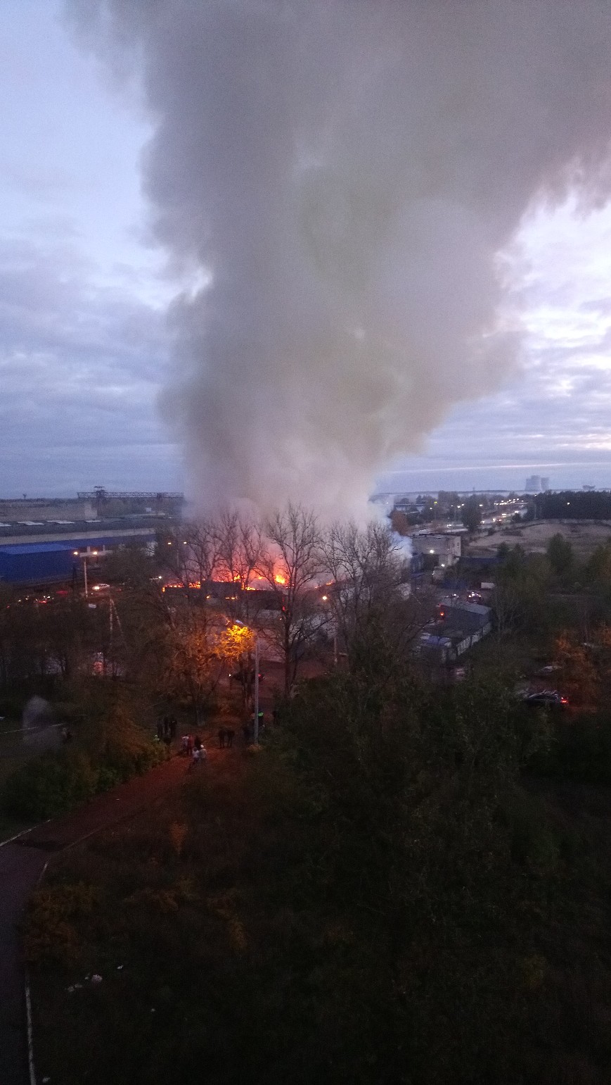 Два пожара в один день: в Сосновом Бору горели покрышки и склады по улице Мира