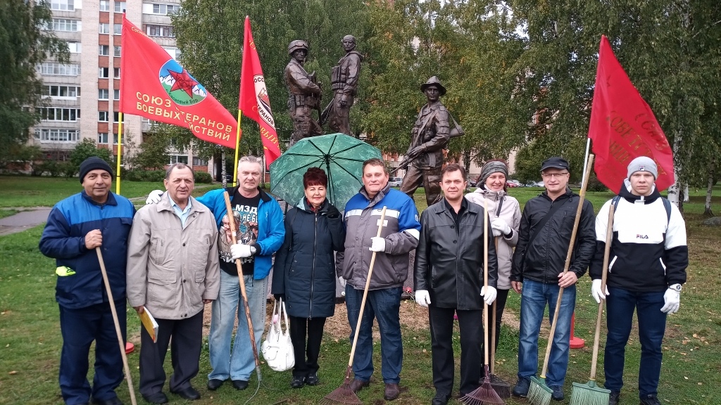 Представители ветеранских организаций убрали территорию мемориала воинам локальных конфликтов от мусора