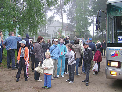  Ранним утром родители провожают детей в лагерь. Через 10 минут автобус отправится (Фото Нины Князевой)