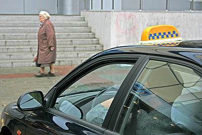 Депутаты не увеличили ставку для наших таксистов. (Фото Юрия Шестернина)