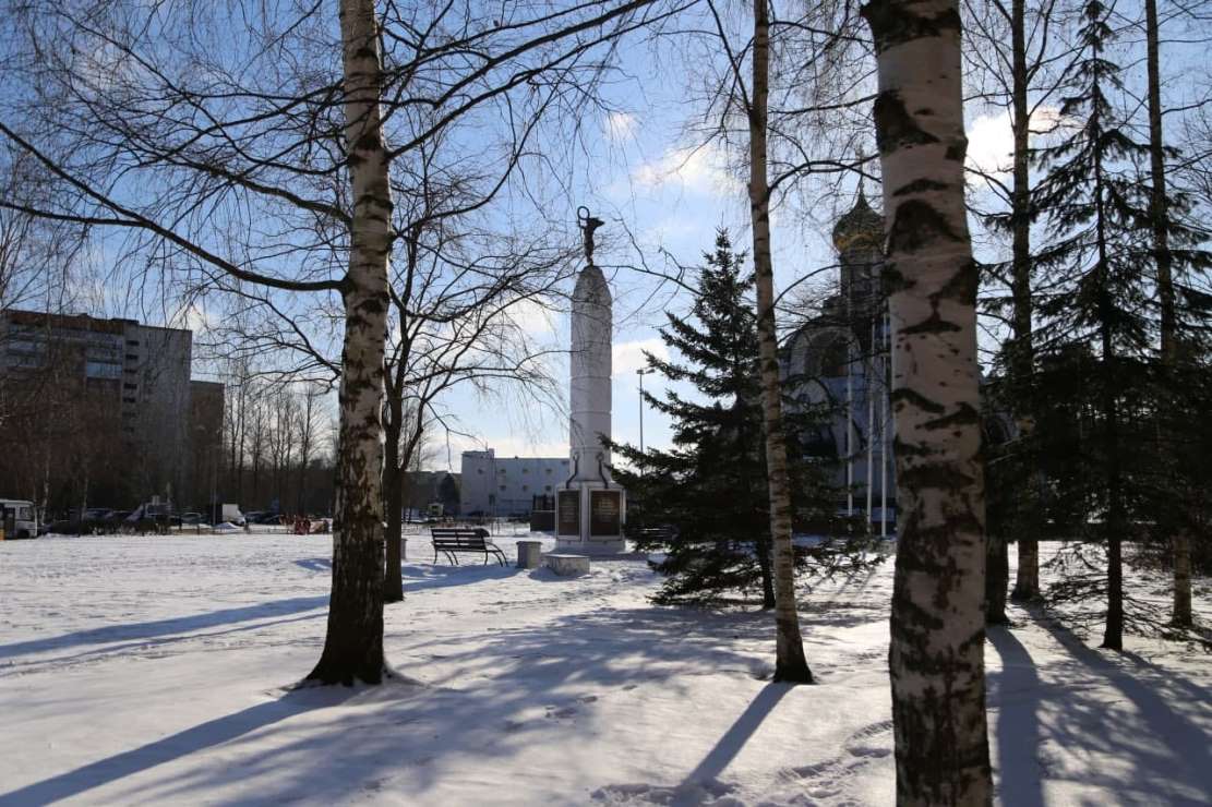 Сосновоборская «Ника» — обелиск Славы в сквере Победителей / Фото: Юрий Шестернин