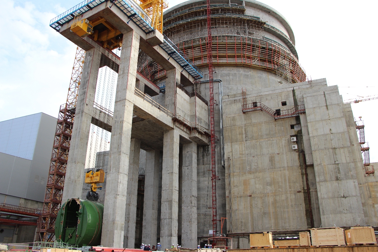 На здание реактора успешно поднят транспортный шлюз