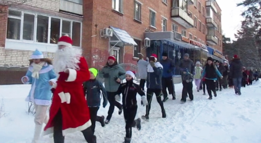 В Сосновом Бору традиционный новогодний забег возглавили Дед Мороз и Снегурочка  