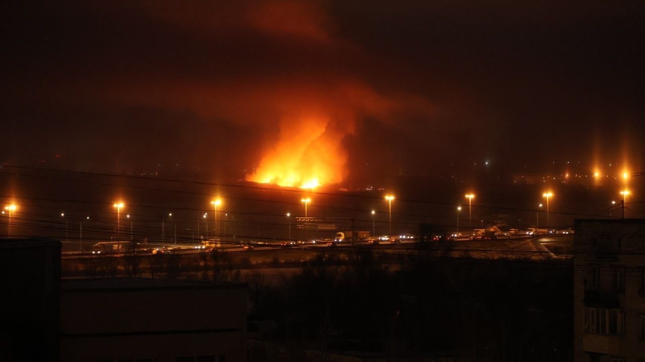 В Ломоносовском районе тушат огромный пожар. Пламя видно с КАД / Маяк.  Сосновый Бор. Ленобласть.