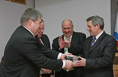 Глава администрации Д. Пуляевский вручил И. Хабарову сосновоборский сувенир. (Фото Юрия Шестернина)