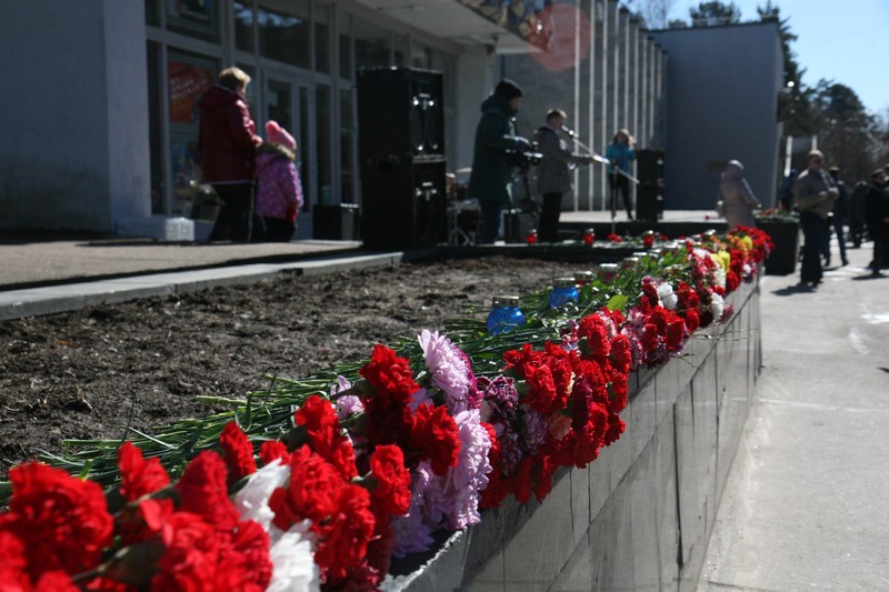В Сосновом Бору прошла акция памяти жертв теракта, произошедшего в Петербурге 