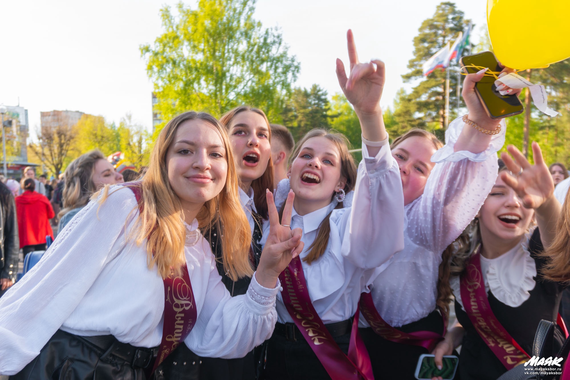 Фоторепортаж: сосновоборские школьники отметили Последний звонок на большом городском празднике