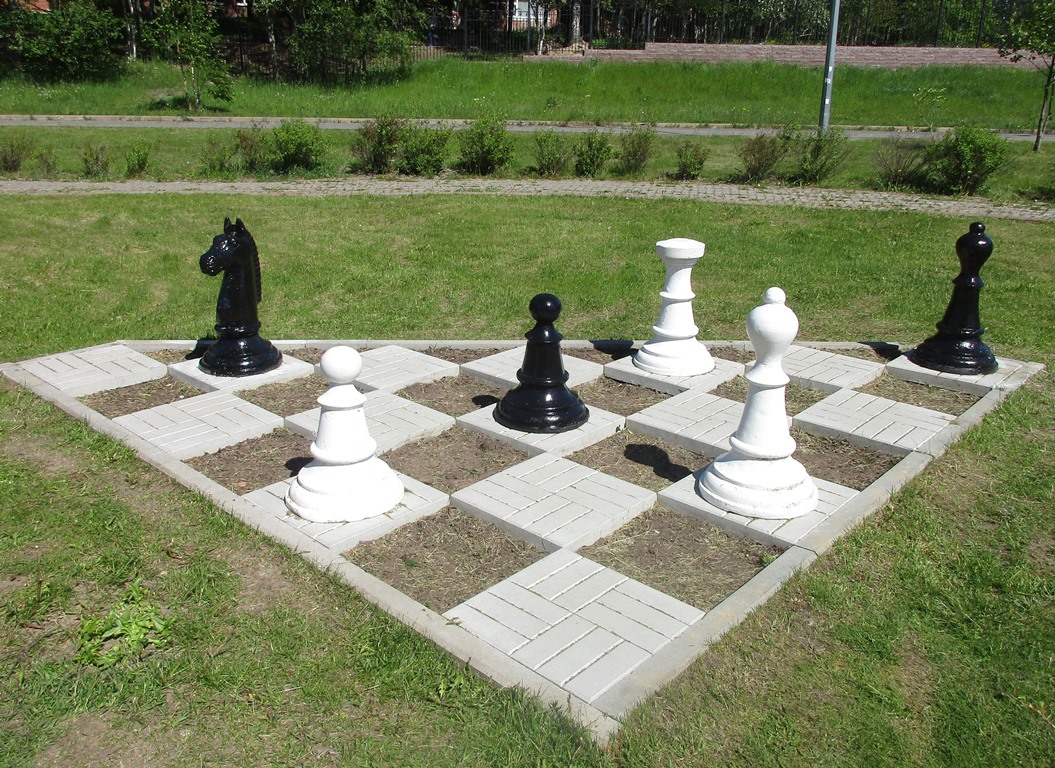 Шахматная доска на территории школы № 9 в Сосновом Бору / Фото: Нина Князева