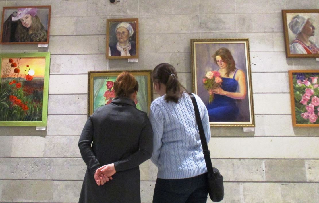 «Весенний вернисаж» сосновоборского клуба «Художник» открылся в ДК «Строитель»