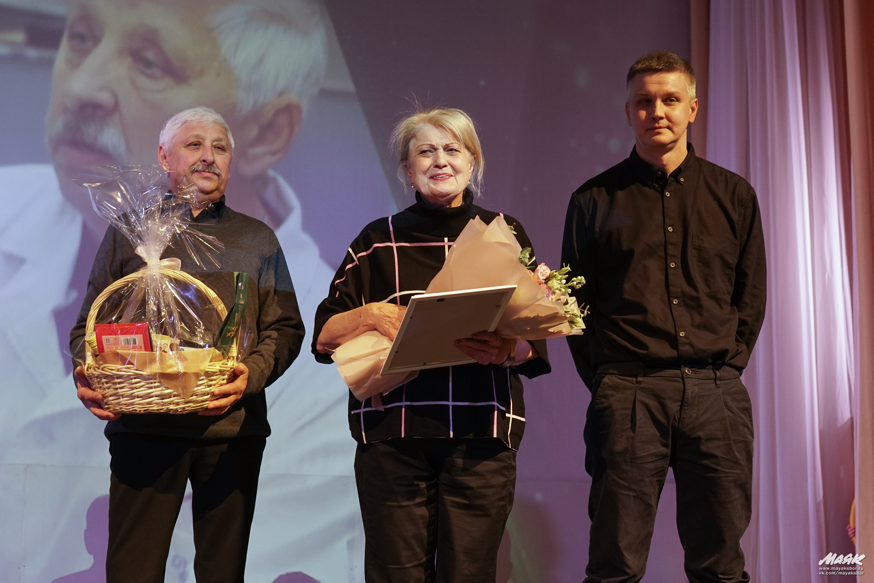 Династия оптиков Захаровых получила благодарности главы Соснового Бора