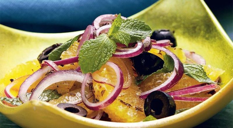 Легкие весенние рецепты: Салат из апельсинов с петрушкой и маслинами