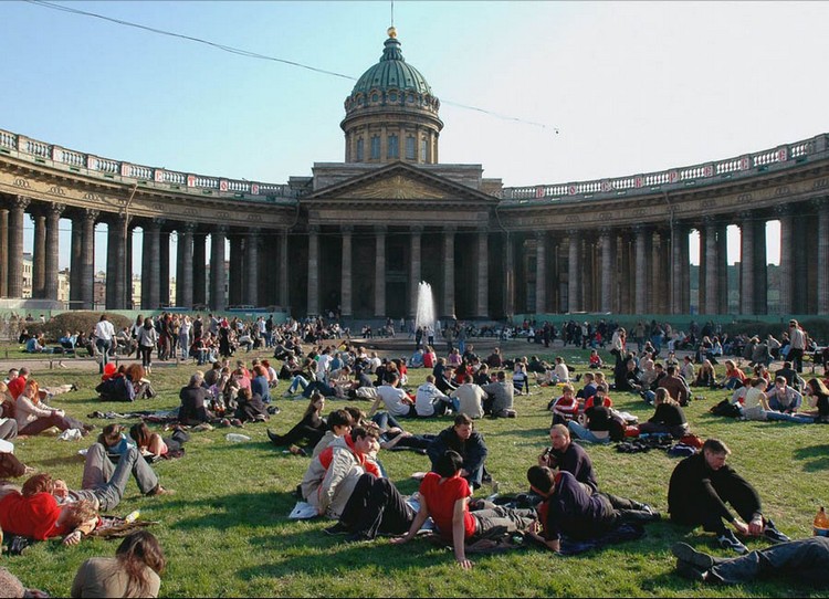 Население Петербурга плавно увеличивается за счет миграции