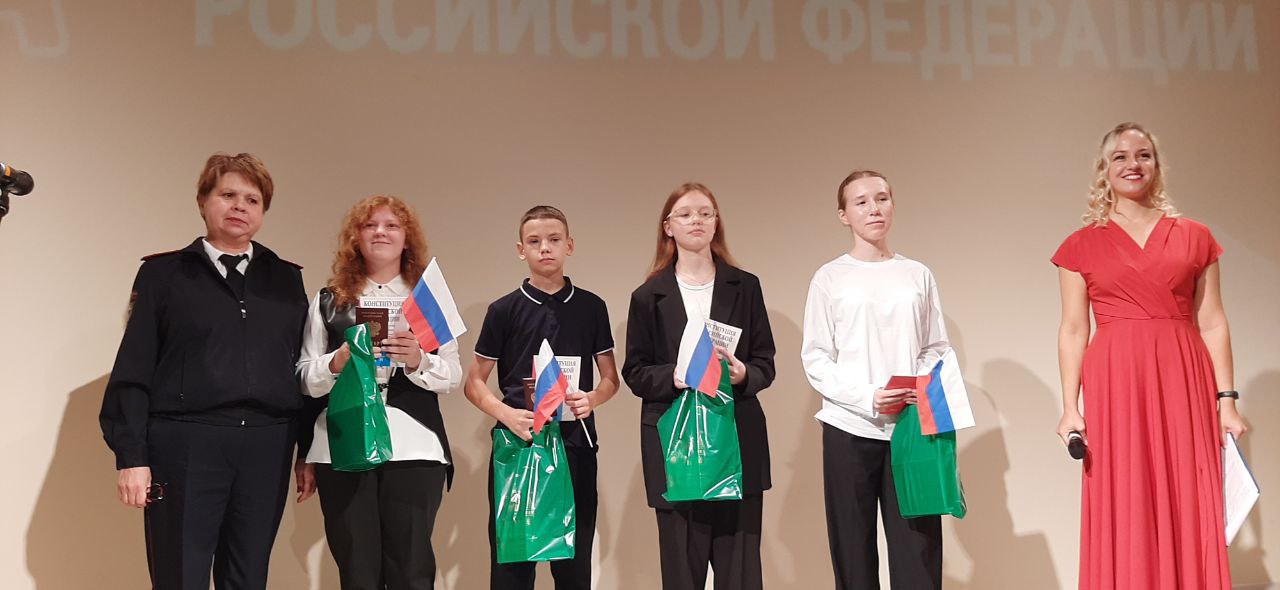 Сосновоборцы торжественно отметили День Государственного флага России