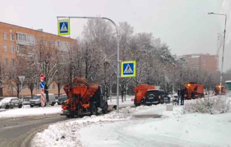Коммунальные службы в Сосновом Бору убирают снег без выходных. 