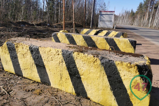 Фото: На подъезде к Сосновому Бору  появились бетонные блоки. Город готовят к закрытию
