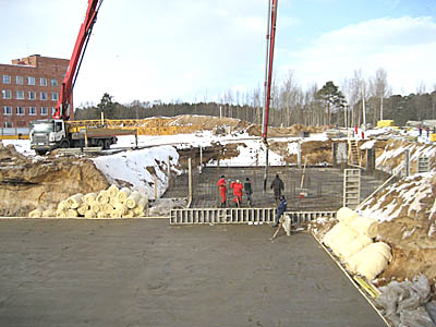 6 марта 310 кубометров бетона легли в плиту фундамента первого дома жилого комплекса (Фото М. Шрейдира)
