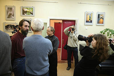 Игорь Праченко и сотоварищи на открытии выставки 25 января. (Фото Юрия Шестернина)