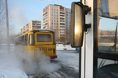 Больше машин — больше загазованность на улицах (Фото Юрия Шестернина)